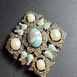 Sarah Coventry Vintage Faux Turquoise & Pearl Large Brooch. Set in gold tone